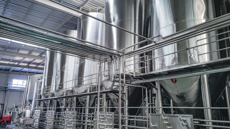 Крупный промышленный пивоваренный завод в Китае